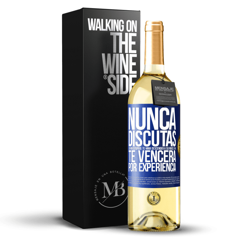 29,95 € Envío gratis | Vino Blanco Edición WHITE Nunca discutas con un estúpido. Te hará descender a su nivel y ahí te vencerá por experiencia Etiqueta Azul. Etiqueta personalizable Vino joven Cosecha 2024 Verdejo