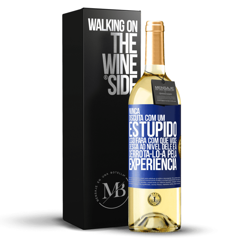 29,95 € Envio grátis | Vinho branco Edição WHITE Nunca discuta com um estúpido. Isso fará com que você desça ao nível dele e aí derrotá-lo-á pela experiência Etiqueta Azul. Etiqueta personalizável Vinho jovem Colheita 2024 Verdejo