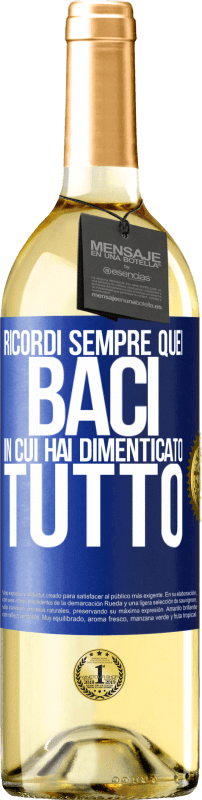 29,95 € Spedizione Gratuita | Vino bianco Edizione WHITE Ricordi sempre quei baci in cui hai dimenticato tutto Etichetta Blu. Etichetta personalizzabile Vino giovane Raccogliere 2025 Verdejo