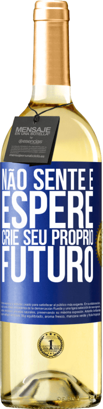 29,95 € Envio grátis | Vinho branco Edição WHITE Não sente e espere, crie seu próprio futuro Etiqueta Azul. Etiqueta personalizável Vinho jovem Colheita 2024 Verdejo