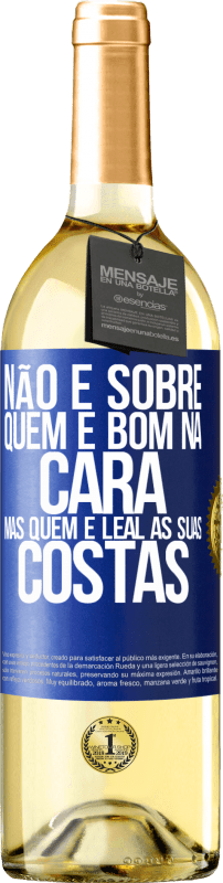 29,95 € Envio grátis | Vinho branco Edição WHITE Não é sobre quem é bom na cara, mas quem é leal às suas costas Etiqueta Azul. Etiqueta personalizável Vinho jovem Colheita 2025 Verdejo