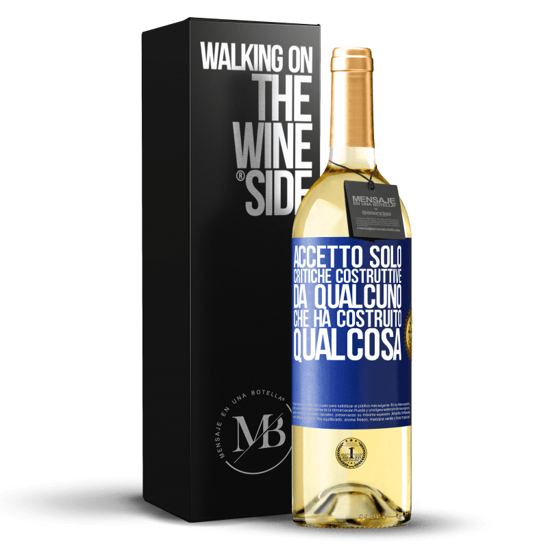 29,95 € Spedizione Gratuita | Vino bianco Edizione WHITE Accetto solo critiche costruttive da qualcuno che ha costruito qualcosa Etichetta Blu. Etichetta personalizzabile Vino giovane Raccogliere 2025 Verdejo