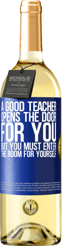 29,95 € Бесплатная доставка | Белое вино Издание WHITE Хороший учитель открывает для вас дверь, но вы должны войти в комнату для себя Синяя метка. Настраиваемая этикетка Молодое вино Урожай 2023 Verdejo