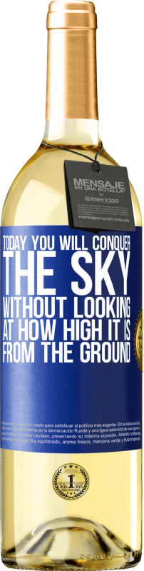 29,95 € 免费送货 | 白葡萄酒 WHITE版 今天，您将征服天空，而无需关注地面的高度 蓝色标签. 可自定义的标签 青年酒 收成 2023 Verdejo