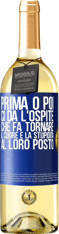 29,95 € Spedizione Gratuita | Vino bianco Edizione WHITE Prima o poi ci dà l'ospite che fa tornare il cuore e la stupidità al loro posto Etichetta Blu. Etichetta personalizzabile Vino giovane Raccogliere 2025 Verdejo