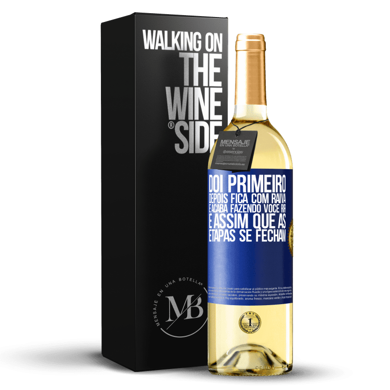 29,95 € Envio grátis | Vinho branco Edição WHITE Dói primeiro, depois fica com raiva e acaba fazendo você rir. É assim que as etapas se fecham Etiqueta Azul. Etiqueta personalizável Vinho jovem Colheita 2024 Verdejo