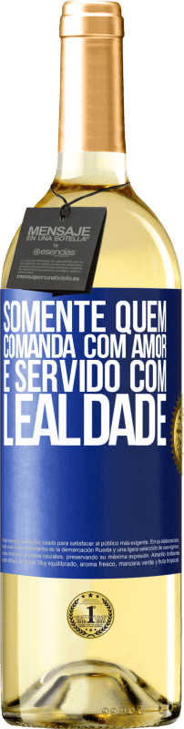 29,95 € Envio grátis | Vinho branco Edição WHITE Somente quem comanda com amor é servido com lealdade Etiqueta Azul. Etiqueta personalizável Vinho jovem Colheita 2024 Verdejo