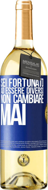 29,95 € | Vino bianco Edizione WHITE Sei fortunato ad essere diverso. Non cambiare mai Etichetta Blu. Etichetta personalizzabile Vino giovane Raccogliere 2024 Verdejo