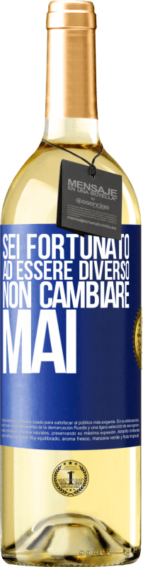 29,95 € Spedizione Gratuita | Vino bianco Edizione WHITE Sei fortunato ad essere diverso. Non cambiare mai Etichetta Blu. Etichetta personalizzabile Vino giovane Raccogliere 2025 Verdejo