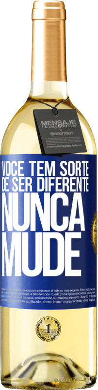 29,95 € | Vinho branco Edição WHITE Você tem sorte de ser diferente. Nunca mude Etiqueta Azul. Etiqueta personalizável Vinho jovem Colheita 2024 Verdejo