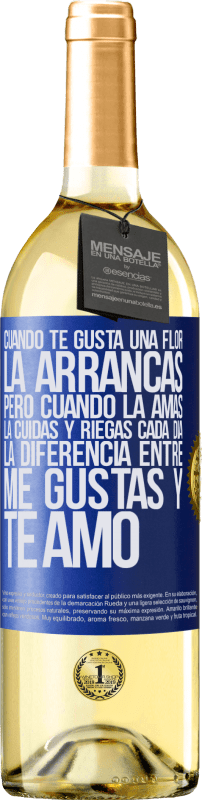 29,95 € Envío gratis | Vino Blanco Edición WHITE Cuando te gusta una flor, la arrancas. Pero cuando la amas, la cuidas y riegas cada día. La diferencia entre me gustas Etiqueta Azul. Etiqueta personalizable Vino joven Cosecha 2025 Verdejo
