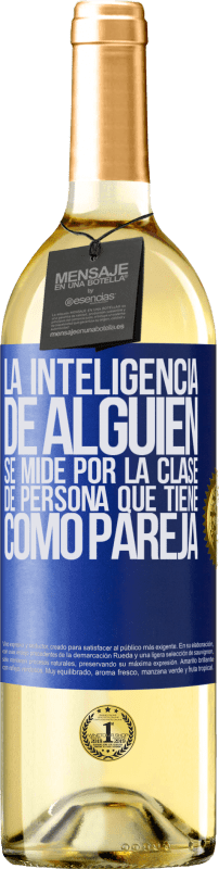 29,95 € Envío gratis | Vino Blanco Edición WHITE La inteligencia de alguien se mide por la clase de persona que tiene como pareja Etiqueta Azul. Etiqueta personalizable Vino joven Cosecha 2024 Verdejo