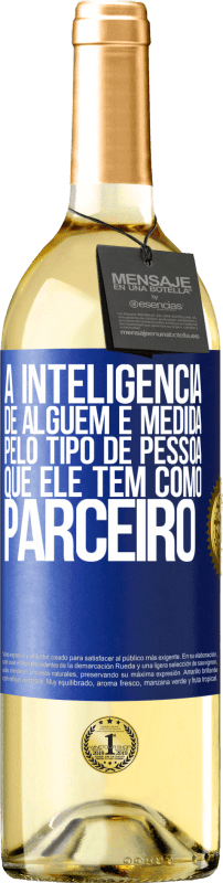 29,95 € Envio grátis | Vinho branco Edição WHITE A inteligência de alguém é medida pelo tipo de pessoa que ele tem como parceiro Etiqueta Azul. Etiqueta personalizável Vinho jovem Colheita 2025 Verdejo