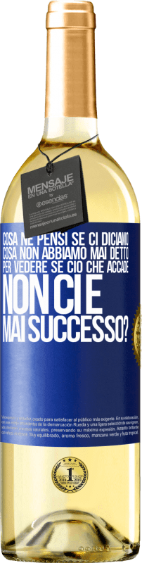 Spedizione Gratuita | Vino bianco Edizione WHITE cosa ne pensi se ci diciamo cosa non abbiamo mai detto, per vedere se ciò che accade non ci è mai successo? Etichetta Blu. Etichetta personalizzabile Vino giovane Raccogliere 2023 Verdejo