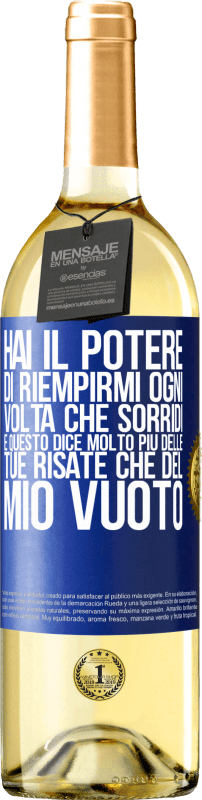29,95 € Spedizione Gratuita | Vino bianco Edizione WHITE Hai il potere di riempirmi ogni volta che sorridi, e questo dice molto più delle tue risate che del mio vuoto Etichetta Blu. Etichetta personalizzabile Vino giovane Raccogliere 2025 Verdejo