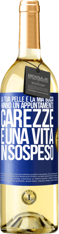 29,95 € Spedizione Gratuita | Vino bianco Edizione WHITE La tua pelle e la mia bocca hanno un appuntamento, carezze e una vita in sospeso Etichetta Blu. Etichetta personalizzabile Vino giovane Raccogliere 2025 Verdejo