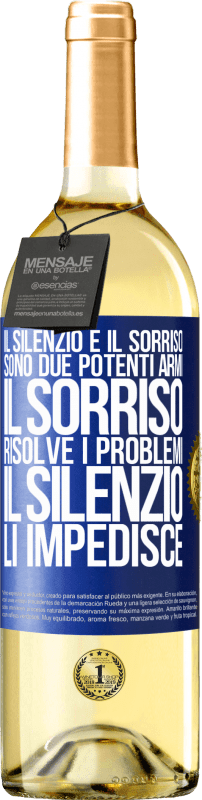 29,95 € | Vino bianco Edizione WHITE Il silenzio e il sorriso sono due potenti armi. Il sorriso risolve i problemi, il silenzio li impedisce Etichetta Blu. Etichetta personalizzabile Vino giovane Raccogliere 2024 Verdejo