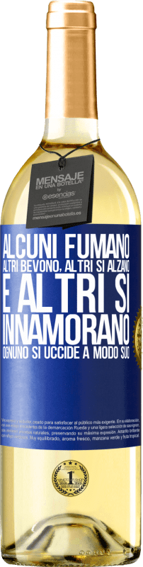 29,95 € | Vino bianco Edizione WHITE Alcuni fumano, altri bevono, altri si alzano e altri si innamorano. Ognuno si uccide a modo suo Etichetta Blu. Etichetta personalizzabile Vino giovane Raccogliere 2024 Verdejo