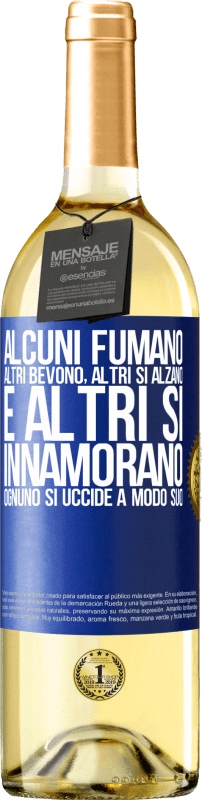29,95 € Spedizione Gratuita | Vino bianco Edizione WHITE Alcuni fumano, altri bevono, altri si alzano e altri si innamorano. Ognuno si uccide a modo suo Etichetta Blu. Etichetta personalizzabile Vino giovane Raccogliere 2025 Verdejo