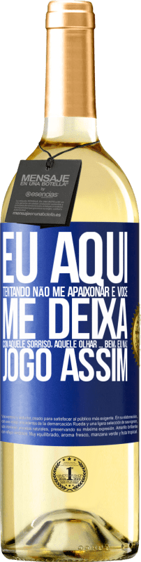 29,95 € | Vinho branco Edição WHITE Eu aqui tentando não me apaixonar e você me deixa com aquele sorriso, aquele olhar ... bem, eu não brinco assim Etiqueta Azul. Etiqueta personalizável Vinho jovem Colheita 2023 Verdejo