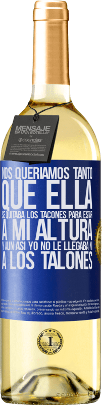 29,95 € Envío gratis | Vino Blanco Edición WHITE Nos queríamos tanto que ella se quitaba los tacones para estar a mi altura, y aún así yo no le llegaba ni a los talones Etiqueta Azul. Etiqueta personalizable Vino joven Cosecha 2025 Verdejo