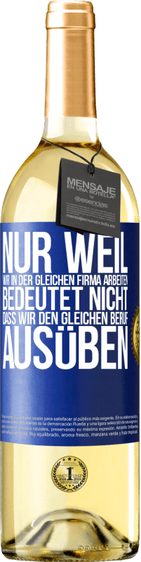 29,95 € Kostenloser Versand | Weißwein WHITE Ausgabe Nur weil wir in der gleichen Firma arbeiten, bedeutet nicht, dass wir den gleichen Beruf ausüben Blaue Markierung. Anpassbares Etikett Junger Wein Ernte 2025 Verdejo
