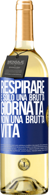 29,95 € Spedizione Gratuita | Vino bianco Edizione WHITE Respirare, è solo una brutta giornata, non una brutta vita Etichetta Blu. Etichetta personalizzabile Vino giovane Raccogliere 2024 Verdejo