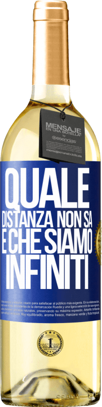 29,95 € Spedizione Gratuita | Vino bianco Edizione WHITE Quale distanza non sa è che siamo infiniti Etichetta Blu. Etichetta personalizzabile Vino giovane Raccogliere 2025 Verdejo