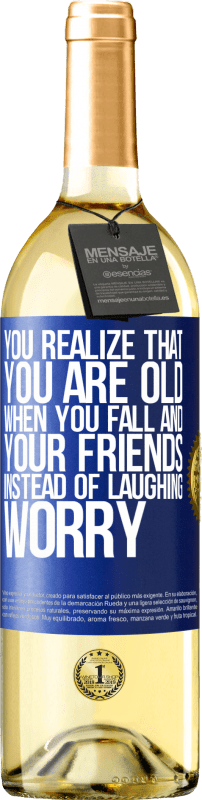 29,95 € | White Wine WHITE Edition You realize that you are old when you fall and your friends, instead of laughing, worry Blue Label. Customizable label Young wine Harvest 2023 Verdejo
