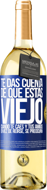 29,95 € Envío gratis | Vino Blanco Edición WHITE Te das cuenta de que estás viejo cuando te caes y tus amigos en vez de reírse, se preocupan Etiqueta Azul. Etiqueta personalizable Vino joven Cosecha 2024 Verdejo