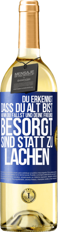 29,95 € Kostenloser Versand | Weißwein WHITE Ausgabe Du erkennst, dass du alt bist, wenn du fällst und deine Freunde besorgt sind statt zu lachen Blaue Markierung. Anpassbares Etikett Junger Wein Ernte 2023 Verdejo