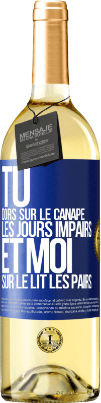 Envoi gratuit | Vin blanc Édition WHITE Tu dors sur le canapé les jours impairs et moi sur le lit les pairs Étiquette Bleue. Étiquette personnalisable Vin jeune Récolte 2023 Verdejo