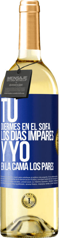 Envío gratis | Vino Blanco Edición WHITE Tú duermes en el sofá los días impares y yo en la cama los pares Etiqueta Azul. Etiqueta personalizable Vino joven Cosecha 2023 Verdejo