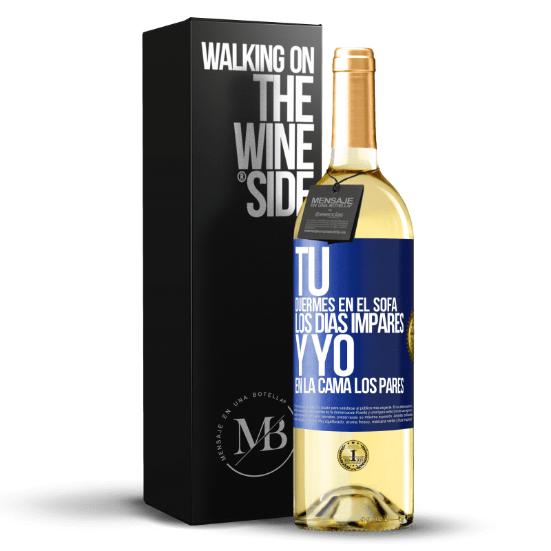 29,95 € Envío gratis | Vino Blanco Edición WHITE Tú duermes en el sofá los días impares y yo en la cama los pares Etiqueta Azul. Etiqueta personalizable Vino joven Cosecha 2023 Verdejo