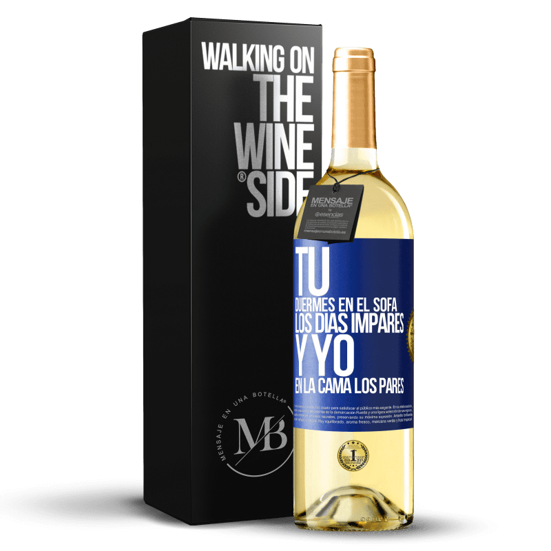 29,95 € Envío gratis | Vino Blanco Edición WHITE Tú duermes en el sofá los días impares y yo en la cama los pares Etiqueta Azul. Etiqueta personalizable Vino joven Cosecha 2025 Verdejo
