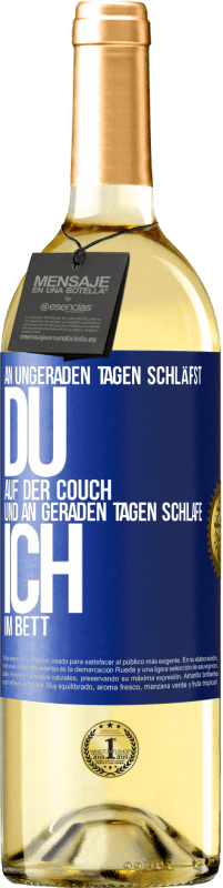 Kostenloser Versand | Weißwein WHITE Ausgabe An ungeraden Tagen schläfst du auf der Couch und an geraden Tagen schlafe ich im Bett. Blaue Markierung. Anpassbares Etikett Junger Wein Ernte 2023 Verdejo