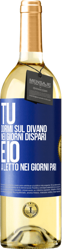 Spedizione Gratuita | Vino bianco Edizione WHITE Tu dormi sul divano nei giorni dispari e io a letto nei giorni pari Etichetta Blu. Etichetta personalizzabile Vino giovane Raccogliere 2023 Verdejo