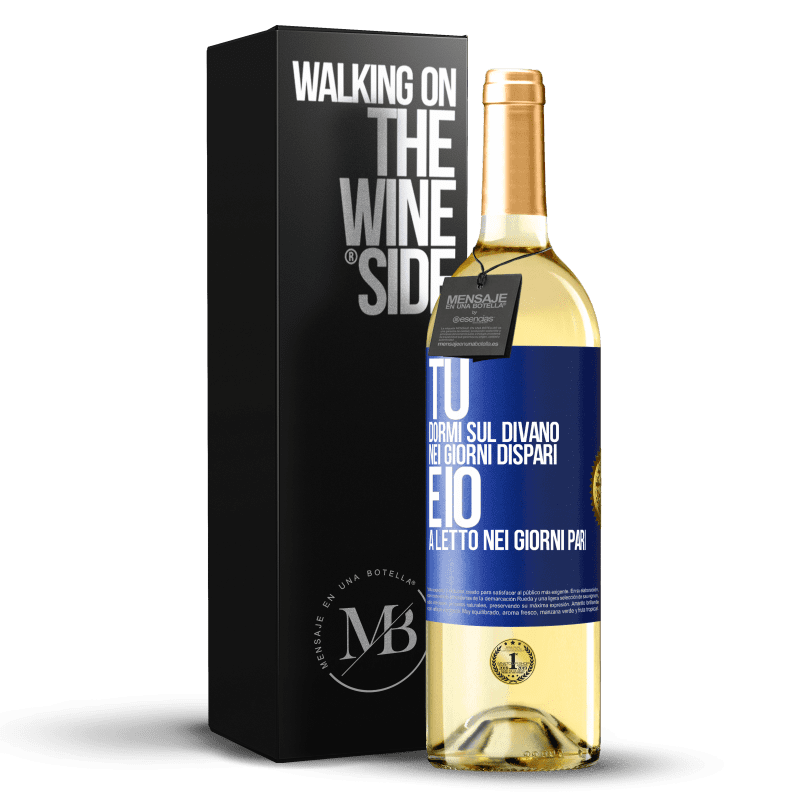 29,95 € Spedizione Gratuita | Vino bianco Edizione WHITE Tu dormi sul divano nei giorni dispari e io a letto nei giorni pari Etichetta Blu. Etichetta personalizzabile Vino giovane Raccogliere 2023 Verdejo