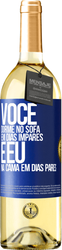 Envio grátis | Vinho branco Edição WHITE Você dorme no sofá em dias ímpares e eu na cama em dias pares Etiqueta Azul. Etiqueta personalizável Vinho jovem Colheita 2023 Verdejo