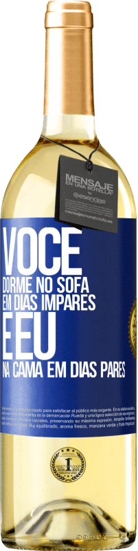 29,95 € | Vinho branco Edição WHITE Você dorme no sofá em dias ímpares e eu na cama em dias pares Etiqueta Azul. Etiqueta personalizável Vinho jovem Colheita 2025 Verdejo
