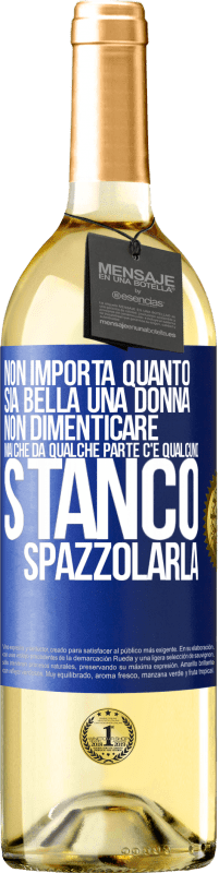 Spedizione Gratuita | Vino bianco Edizione WHITE Non importa quanto sia bella una donna, non dimenticare mai che da qualche parte c'è qualcuno stanco di spazzolarla Etichetta Blu. Etichetta personalizzabile Vino giovane Raccogliere 2023 Verdejo