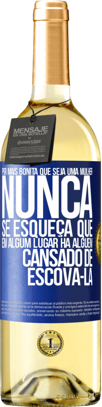 Envio grátis | Vinho branco Edição WHITE Por mais bonita que seja uma mulher, nunca se esqueça que em algum lugar há alguém cansado de escová-la Etiqueta Azul. Etiqueta personalizável Vinho jovem Colheita 2023 Verdejo