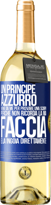 29,95 € Spedizione Gratuita | Vino bianco Edizione WHITE Un principe azzurro viene da me per provare una scarpa perché non ricorda la mia faccia e la ingoia direttamente Etichetta Blu. Etichetta personalizzabile Vino giovane Raccogliere 2025 Verdejo