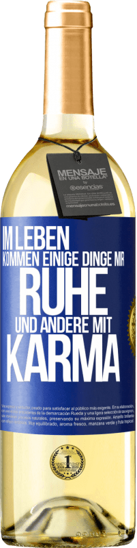 Kostenloser Versand | Weißwein WHITE Ausgabe Im Leben kommen einige Dinge mir Ruhe und andere mit Karma Blaue Markierung. Anpassbares Etikett Junger Wein Ernte 2023 Verdejo