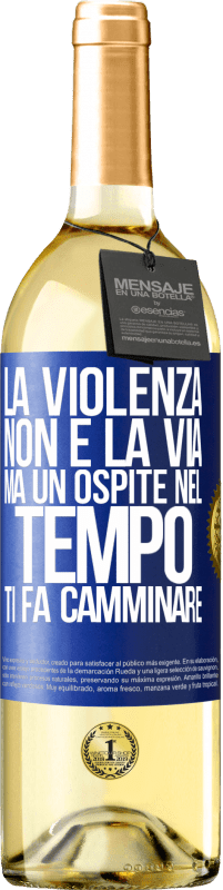 Spedizione Gratuita | Vino bianco Edizione WHITE La violenza non è la via, ma un ospite nel tempo ti fa camminare Etichetta Blu. Etichetta personalizzabile Vino giovane Raccogliere 2023 Verdejo