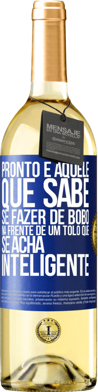 Envio grátis | Vinho branco Edição WHITE Pronto é aquele que sabe se fazer de bobo ... na frente de um tolo que se acha inteligente Etiqueta Azul. Etiqueta personalizável Vinho jovem Colheita 2023 Verdejo