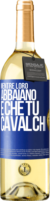 29,95 € | Vino bianco Edizione WHITE Mentre loro abbaiano è che tu cavalchi Etichetta Blu. Etichetta personalizzabile Vino giovane Raccogliere 2024 Verdejo