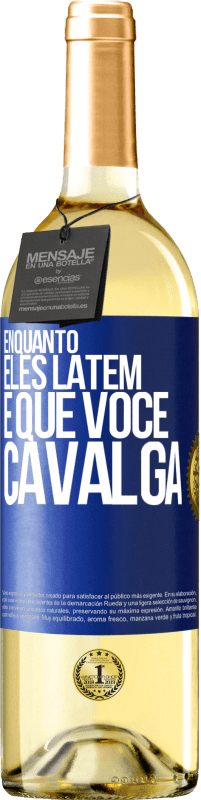 29,95 € | Vinho branco Edição WHITE Enquanto eles latem é que você cavalga Etiqueta Azul. Etiqueta personalizável Vinho jovem Colheita 2024 Verdejo