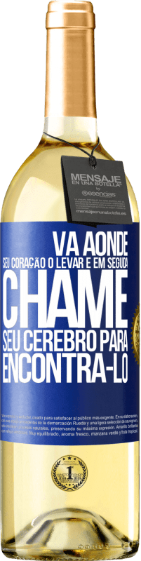 Envio grátis | Vinho branco Edição WHITE Vá aonde seu coração o levar e, em seguida, chame seu cérebro para encontrá-lo Etiqueta Azul. Etiqueta personalizável Vinho jovem Colheita 2023 Verdejo