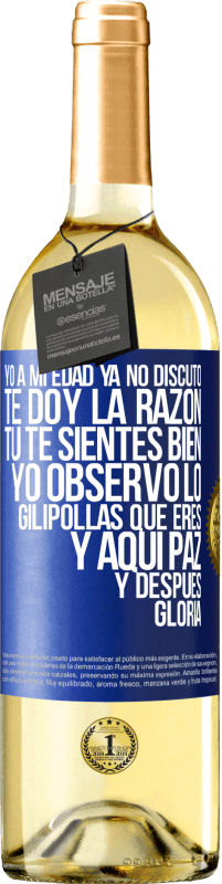 29,95 € | Vino Blanco Edición WHITE Yo a mi edad ya no discuto, te doy la razón, tú te sientes bien, yo observo lo gilipollas que eres y aquí paz y después Etiqueta Azul. Etiqueta personalizable Vino joven Cosecha 2025 Verdejo